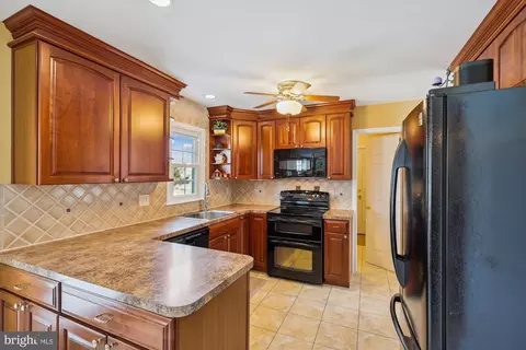 Kitchen - 15120 Centergate Dr, Silver Spring, MD 20905 photo 3 of 6