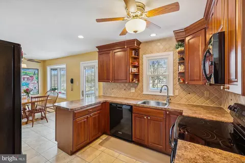 Kitchen - 15120 Centergate Dr, Silver Spring, MD 20905 photo 1 of 6