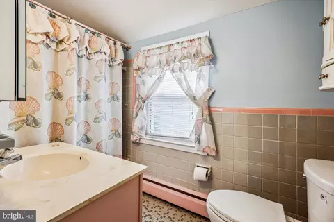 Bath - 10002 Brunett Ave, Silver Spring, MD 20901 photo 2 of 4