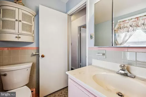 Bath - 10002 Brunett Ave, Silver Spring, MD 20901 photo 3 of 4