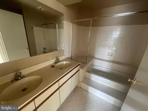 Bath - 13701 Modrad Way #9C-13, Silver Spring, MD 20904 photo 2 of 4
