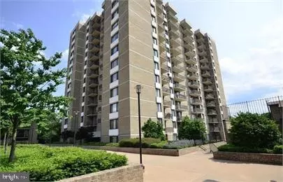 118 Monroe St #804, Rockville, MD 20850