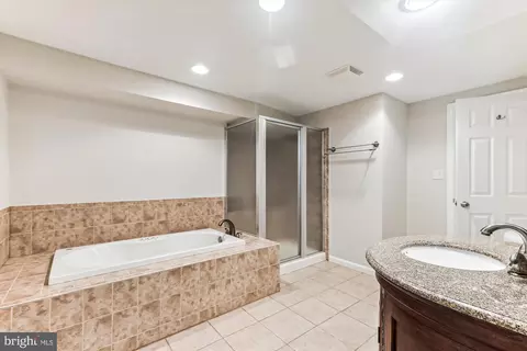 Bath - 8500 Fox Run, Potomac, MD 20854 photo 5 of 7