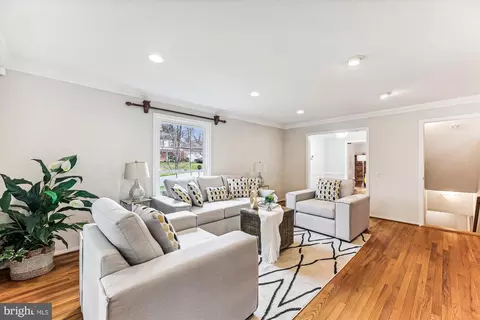 Living - 8500 Fox Run, Potomac, MD 20854 photo 2 of 4