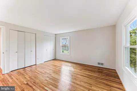 Bedroom - 8500 Fox Run, Potomac, MD 20854 photo 7 of 7