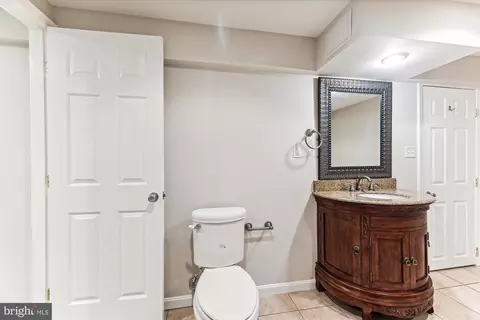 Bath - 8500 Fox Run, Potomac, MD 20854 photo 6 of 7