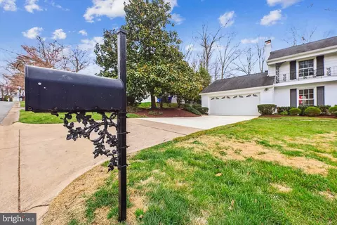 Exterior - 8500 Fox Run, Potomac, MD 20854 photo 11 of 13