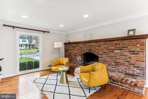 Living - 8500 Fox Run, Potomac, MD 20854 photo 4 of 4