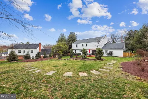 Exterior - 8500 Fox Run, Potomac, MD 20854 photo 12 of 13