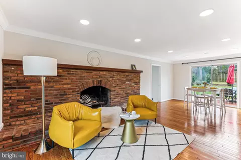 Living - 8500 Fox Run, Potomac, MD 20854 photo 3 of 4