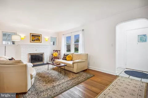 Living - 610 Forest Glen Rd, Silver Spring, MD 20901 photo 3 of 5