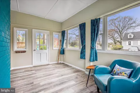 Living - 610 Forest Glen Rd, Silver Spring, MD 20901 photo 4 of 5