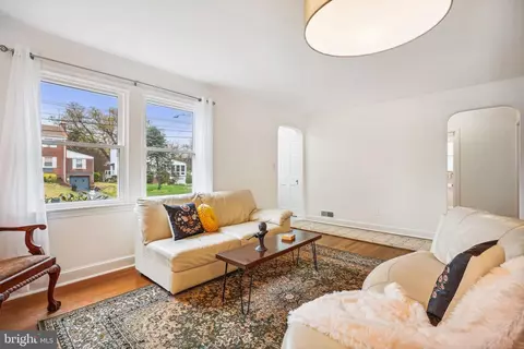Living - 610 Forest Glen Rd, Silver Spring, MD 20901 photo 2 of 5