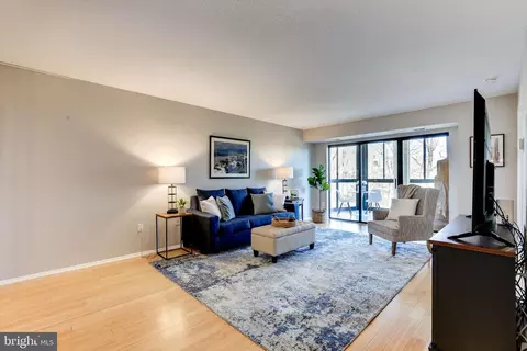 Living - 15100 Interlachen Dr #522, Silver Spring, MD 20906 photo 2 of 4