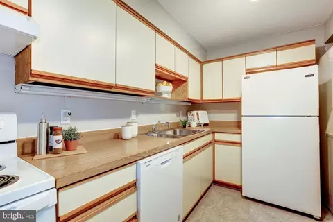 Kitchen - 15100 Interlachen Dr #522, Silver Spring, MD 20906 photo 2 of 2