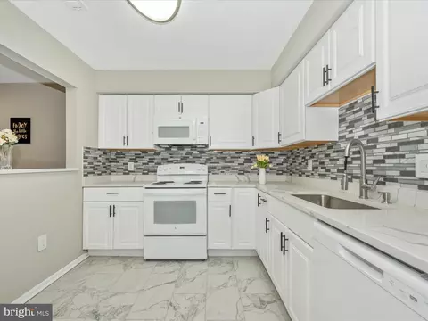 Kitchen - 4129 Peppertree Ln #4129, Silver Spring, MD 20906 photo 5 of 6