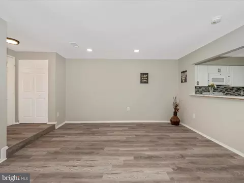 Living - 4129 Peppertree Ln #4129, Silver Spring, MD 20906 photo 5 of 6