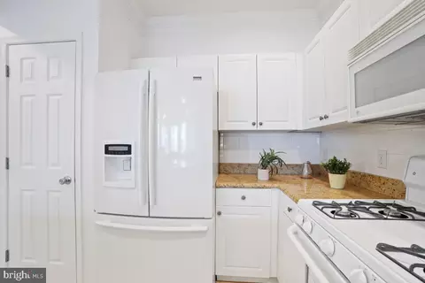 Kitchen - 23 Arch Pl #375, Gaithersburg, MD 20878 photo 4 of 6