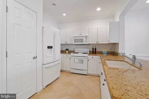 Kitchen - 23 Arch Pl #375, Gaithersburg, MD 20878 photo 3 of 6
