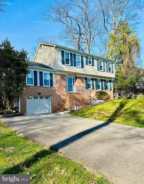 13 Lakenheath Ct, Potomac, MD 20854
