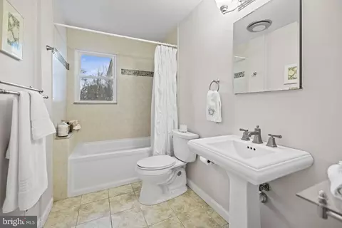 Bath - 10600 Unity Ln, Potomac, MD 20854 photo 2 of 3