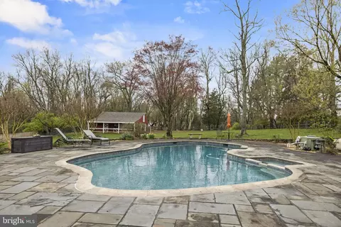 Exterior - 10600 Unity Ln, Potomac, MD 20854 photo 5 of 7