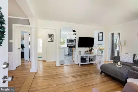 Living - 4206 Dahill Rd, Silver Spring, MD 20906 photo 2 of 4