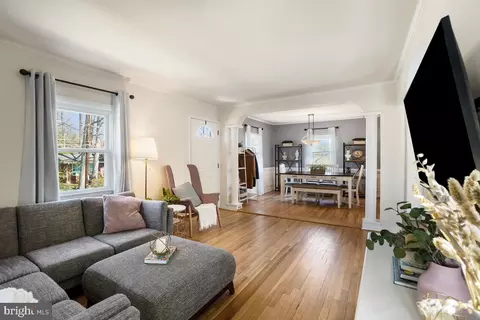 Living - 4206 Dahill Rd, Silver Spring, MD 20906 photo 3 of 4