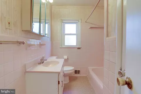 Bath - 8802 2nd Ave, Silver Spring, MD 20910 photo 4 of 7