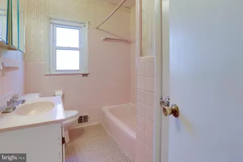 Bath - 8802 2nd Ave, Silver Spring, MD 20910 photo 6 of 7