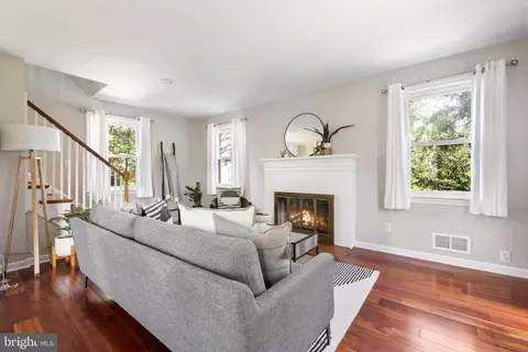 Living - 21 Lauer Ct, Silver Spring, MD 20901 photo 2 of 5