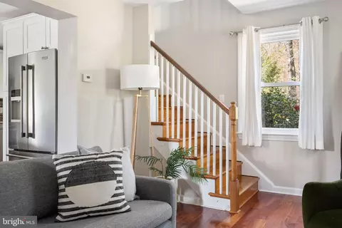 Entry Way - 21 Lauer Ct, Silver Spring, MD 20901 photo 2 of 4