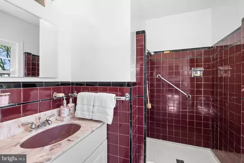 Bath - 4 Springvale Ln, Silver Spring, MD 20910 photo 3 of 3