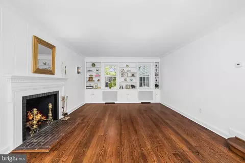 Living - 4 Springvale Ln, Silver Spring, MD 20910 photo 4 of 6