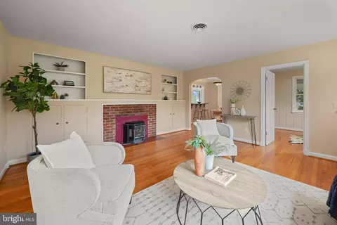 Living - 801 Copley Ln, Silver Spring, MD 20904 photo 6 of 10