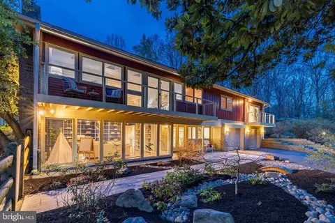 8042 Park Overlook Dr, Bethesda, MD 20817