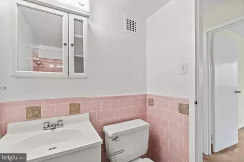 Bath - 575 Thayer Ave #206, Silver Spring, MD 20910 photo 2 of 3