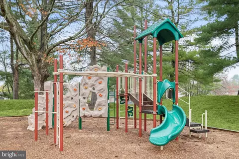 View/Area - 33 Eldwick Ct, Potomac, MD 20854 photo 3 of 4