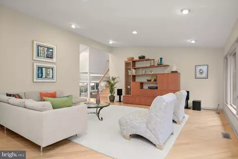 Living - 33 Eldwick Ct, Potomac, MD 20854 photo 1 of 4