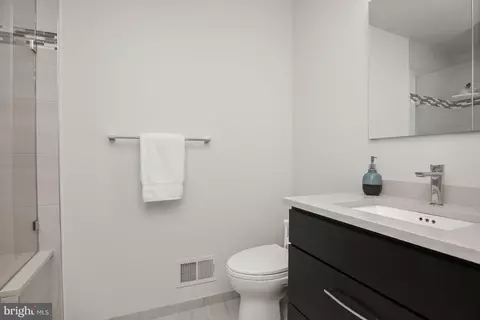 Bath - 33 Eldwick Ct, Potomac, MD 20854 photo 2 of 3