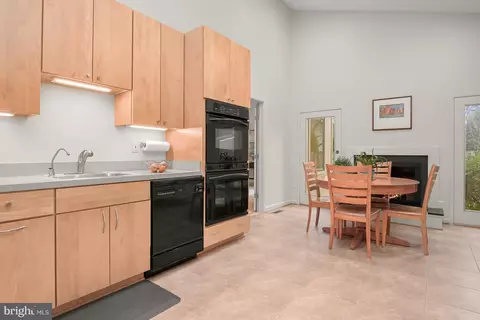 Kitchen - 33 Eldwick Ct, Potomac, MD 20854 photo 3 of 3