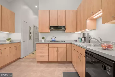 Kitchen - 33 Eldwick Ct, Potomac, MD 20854 photo 2 of 3