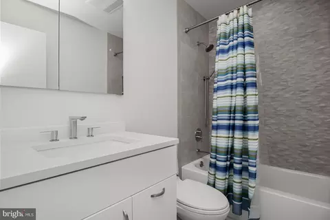 Bath - 33 Eldwick Ct, Potomac, MD 20854 photo 3 of 3
