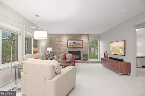 Living - 33 Eldwick Ct, Potomac, MD 20854 photo 3 of 4