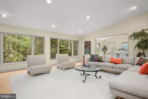 Living - 33 Eldwick Ct, Potomac, MD 20854 photo 2 of 4