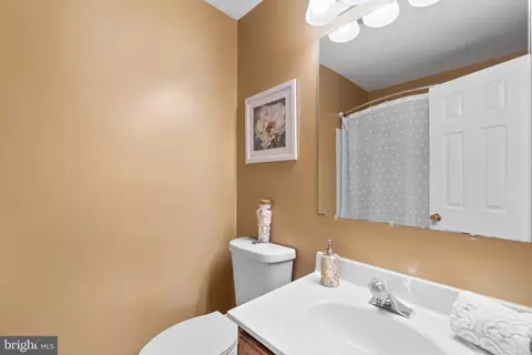 Bath - 2946 Schoolhouse Cir, Silver Spring, MD 20902 photo 3 of 4