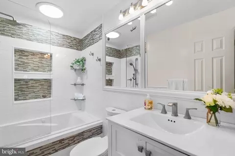 Bath - 2946 Schoolhouse Cir, Silver Spring, MD 20902 photo 2 of 4