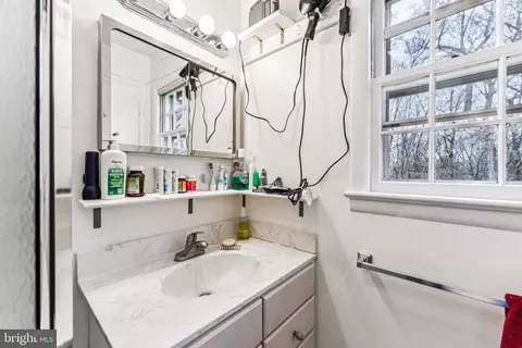 Bath - 921 Loxford Ter, Silver Spring, MD 20901 photo 3 of 4