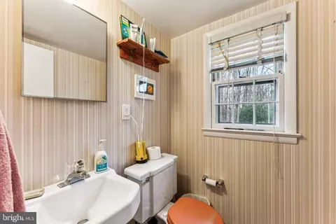 Bath - 921 Loxford Ter, Silver Spring, MD 20901 photo 4 of 4
