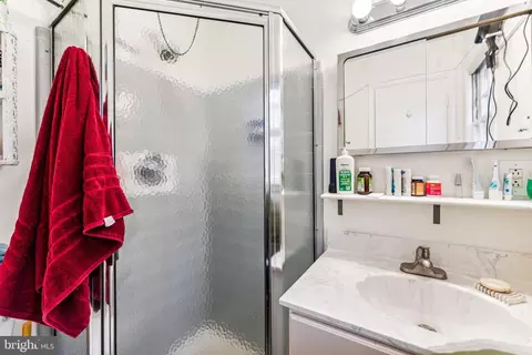 Bath - 921 Loxford Ter, Silver Spring, MD 20901 photo 2 of 4